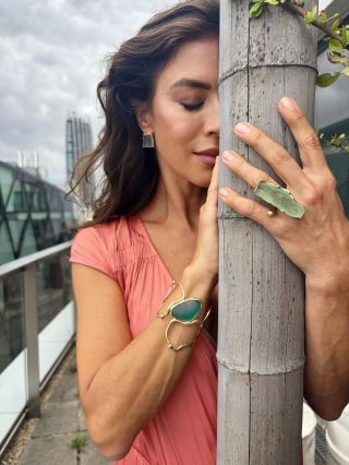 Jemnosť, pokoj a ženská sila ukrytá v jednom momente. Na našom e-shope www.athenky.com ńajdeš doplnky , ktoré v sebe nesú...